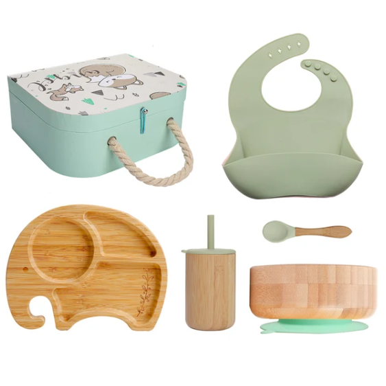 Set diversificare bebe in cutie cadou, Recipiente din silicon si bambus cu ventuza anti-alunecare, baveta, lingurita, cana, farfurie si bol, Verde