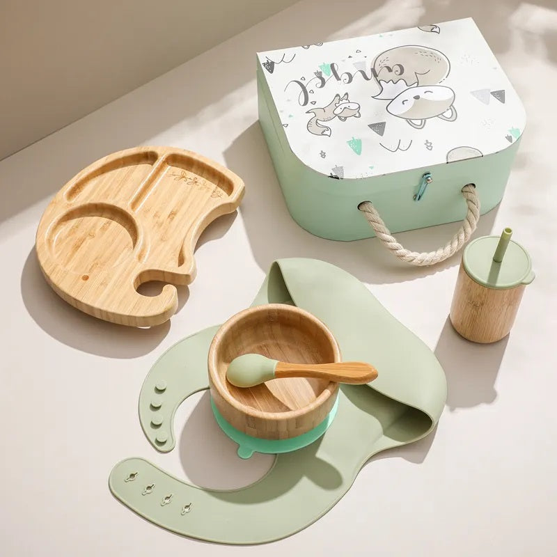 Set diversificare bebe in cutie cadou, Recipiente din silicon si bambus cu ventuza anti-alunecare, baveta, lingurita, cana, farfurie si bol, Verde