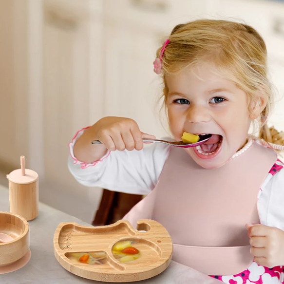 Set diversificare bebe in cutie cadou, Recipiente din silicon si bambus cu ventuza anti-alunecare, baveta, lingurita, cana, farfurie si bol, Roz