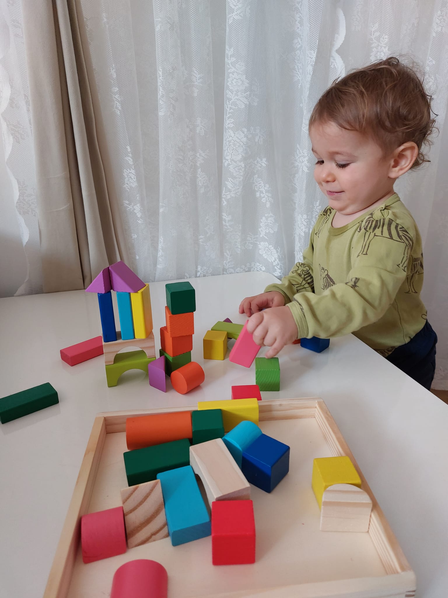 Forme geometrice multicolore, cuburi constructii, cutie depozitare, 42 piese